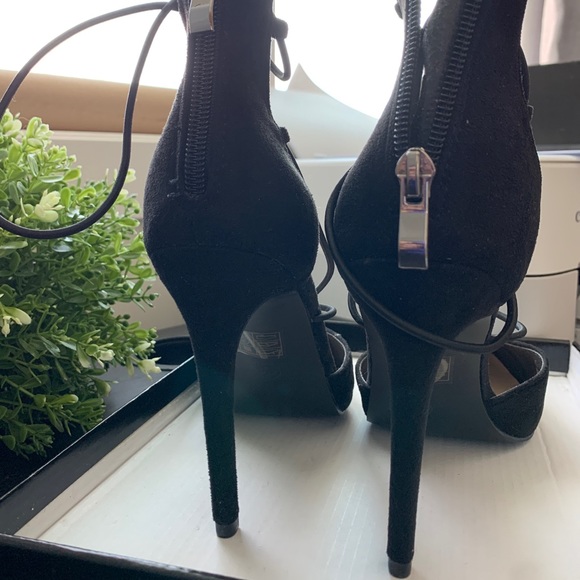 Black Criss cross strappy heels - Picture 4 of 13